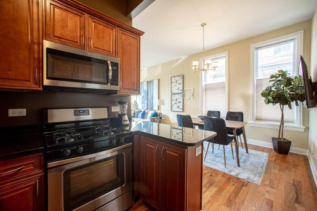Getaway In The Heart Of Pilsen Chicago Apartment Exterior photo