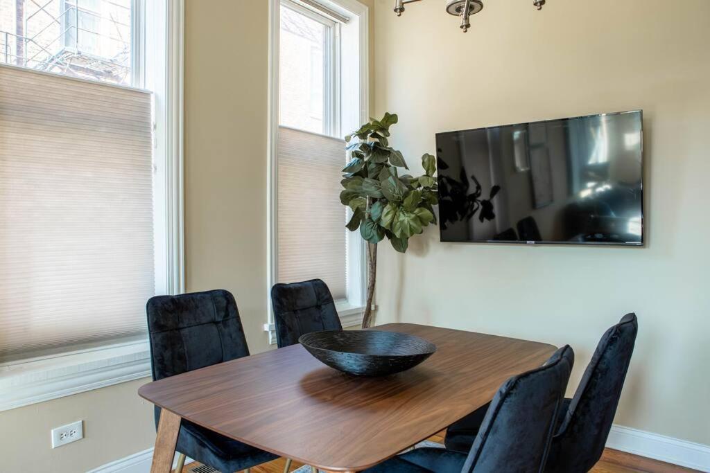 Getaway In The Heart Of Pilsen Chicago Apartment Exterior photo