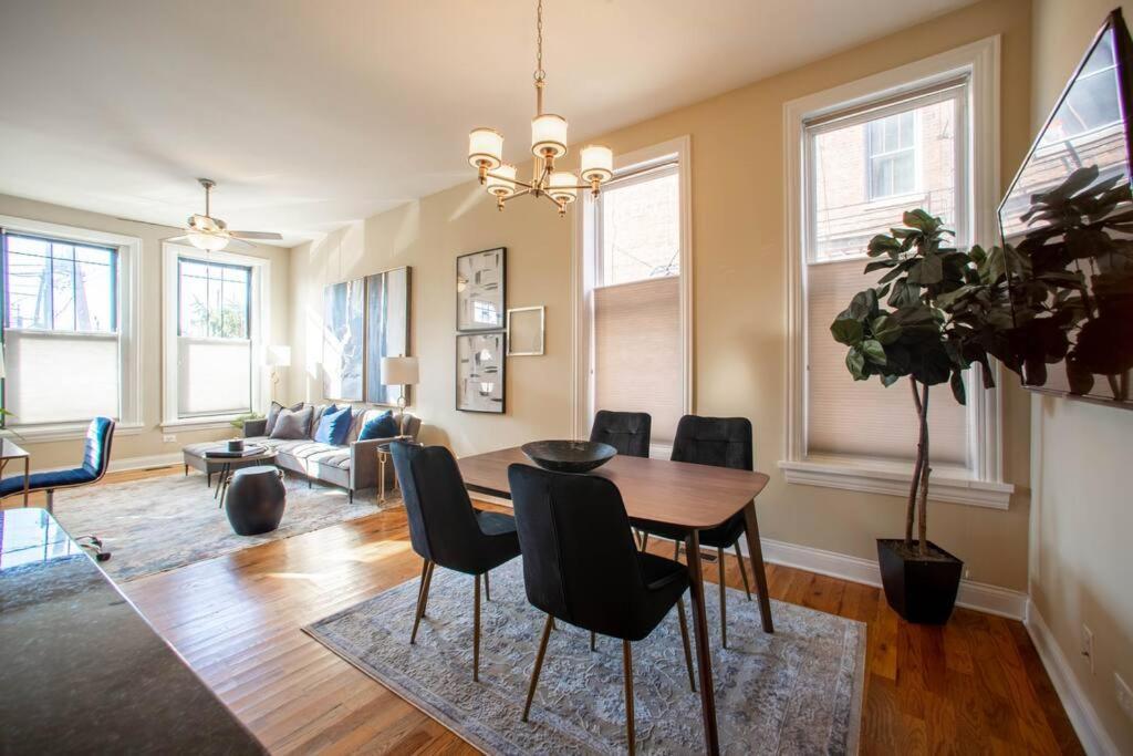 Getaway In The Heart Of Pilsen Chicago Apartment Exterior photo